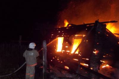 В Ивановской области в ночном пожаре сгорели два садовых домика