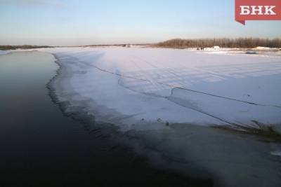 В Ижемском районе две аэролодки завязли в полынье, спасая рыбака