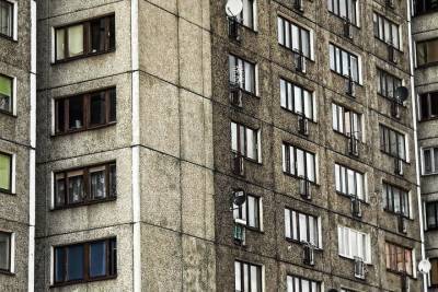 В новокузнецкой многоэтажке нашли дом престарелых с трупами