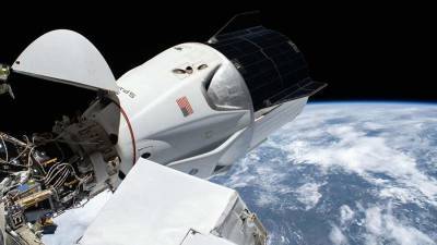 NASA и SpaceX попросили астронавтов справлять нужду в скафандры