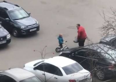 Рязанские полицейские установили личность отца, ударившего ребенка на улице