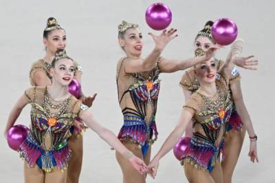 Российские гимнастки стали вторыми в упражнении с обручами и булавами на ЧМ