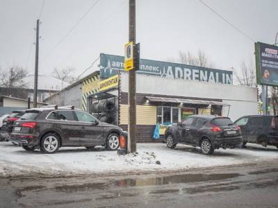 Новосибирские автолюбители из-за снега собрались в очереди на шиномонтаж