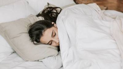 Клещи в подушке: врач рассказал, как часто надо менять подушки
