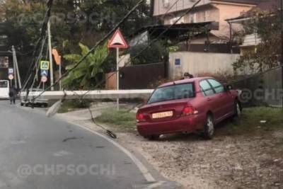 В Сочи заснувший за рулем водитель оставил жителей поселка без света