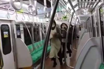 В метро Токио мужчина порезал ножом 15 пассажиров и устроил пожар