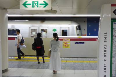 В Токио мужчина с ножом напал на пассажиров и поджог вагон. Пострадали 15 человек
