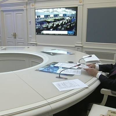 Путин в режиме видеоконференции принимает участие в заседании глав делегаций стран