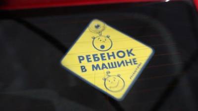 Спасение запертого в машине на переезде ребенка в Приморье попало на видео