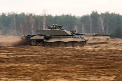 Политолог Ищенко: Польские танки за Бугом готовятся порвать «линию Керзона»