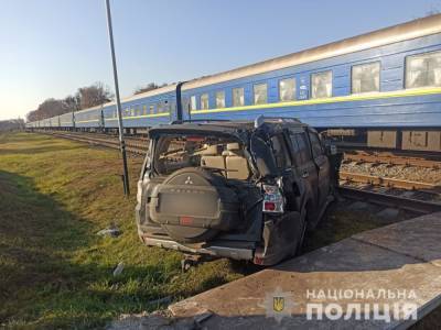 Поезд Лисичанск-Ужгород протаранил автомобиль