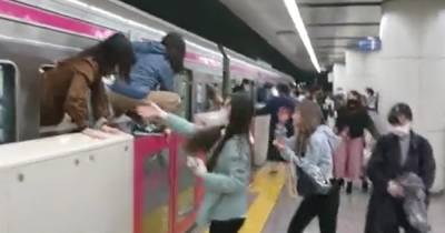 Атака в Токио: неизвестный поджег вагон поезда и напал на пассажиров с ножом (видео)
