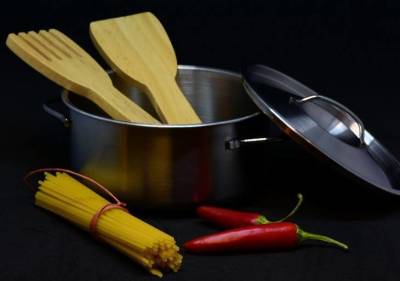 Зачем опытные хозяйки кладут деревянную ложку в кастрюлю с супом: хитрость, которая вам точно понравится
