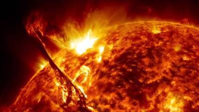К Земле устремился мощный поток солнечной плазмы: прогнозируются магнитные бури и северные сияния