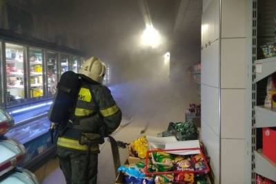 Семь человек тушили пожар в красногородском магазине в воскресенье
