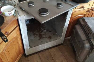 В полдень у смолянки затрещала духовка и из кухни повалил дым