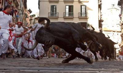 В Испании возобновились традиционные забеги от быков: уже есть погибший