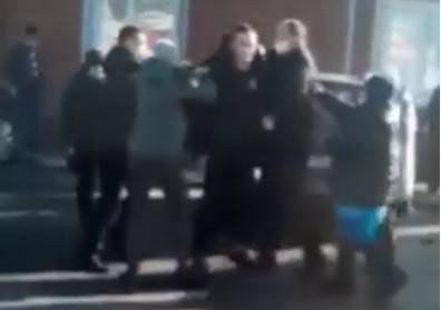 Толпа полицейских жестко скрутила мужчину без маски под Воронежем