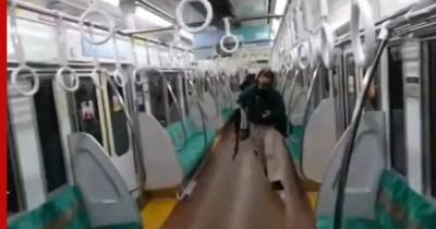 Неизвестный с ножом напал на пассажиров поезда в Токио: видео