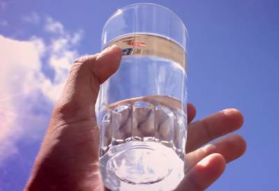 Эксперты рассказали, сколько и какой воды нужно пить во время холодов