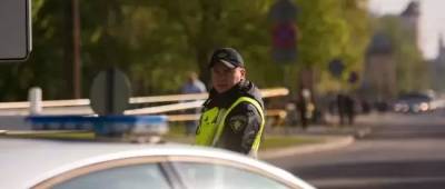В Латвии нарушитель комендантского часа подорвал автомобиль, есть пострадавшие