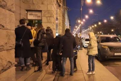 Петербуржцы выстроились в очередь за книгами во время локдауна