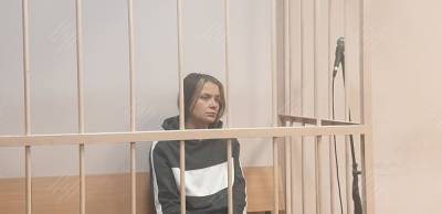 В Петербурге суд оставил на свободе девушку, которая сделала фото в трусах на фоне собора