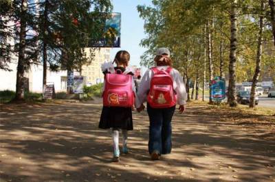 Минтруд РФ назвал ложной информацию о повторных выплатах школьникам