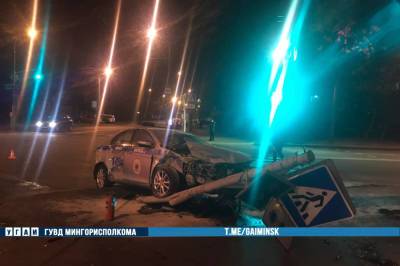 Милицейский автомобиль врезался в светофорный столб в Минске