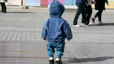 2-летние малыши ушли из яслей и без присмотра гуляли в центре Герцлии