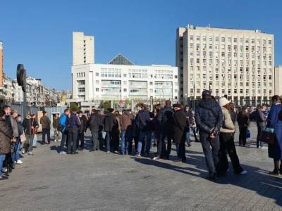 В Киеве за день до входа в "красную зону" в пункты вакцинации выстроились очереди из нескольких сот человек – СМИ