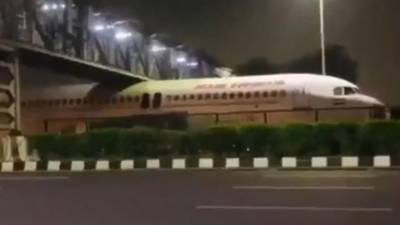 Застрявший под мостом самолет в Индии сняли на видео