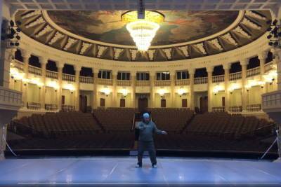 Кинорежиссер из Бурятии исполнил зажигательный танец на сцене театра оперы и балета