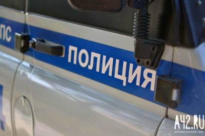 Полиция организовала проверку по факту повреждения пяти машин во дворе дома в Новокузнецке