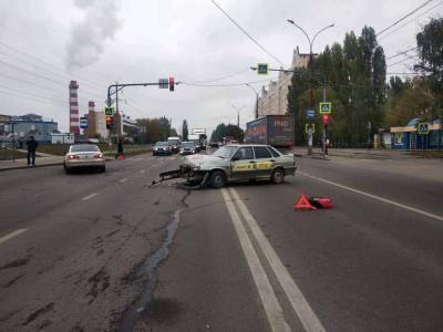 В Липецке две легковушки разбросало по дороге после столкновения