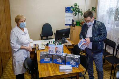 Екатеринбургский депутат медицинской фракции передал поликлинике необходимую технику