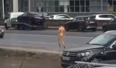 Уфимцев удивил абсолютно голый мужчина, который разгуливал по проезжей части в центре