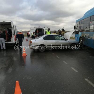 В Кузбассе столкнулись автобус и иномарка: есть пострадавшие