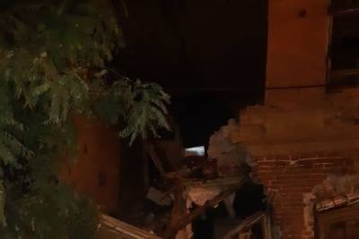 В Астрахани перекрыли дорогу из-за обрушения стены здания