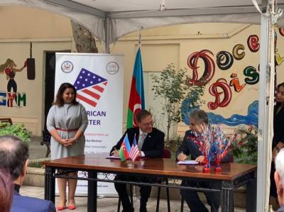 В двух городах Азербайджана будут созданы американские уголки