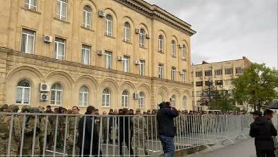 Территория у парламента Абхазии заполнена силовиками и гражданскими