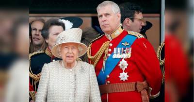 Королева Єлизавета II «витрачає мільйони доларів» на юридичний захист свого сина принца Ендрю, якого звинувачують у зґвалтуванні