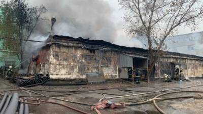 В Пензе огонь уничтожил склад стройматериалов