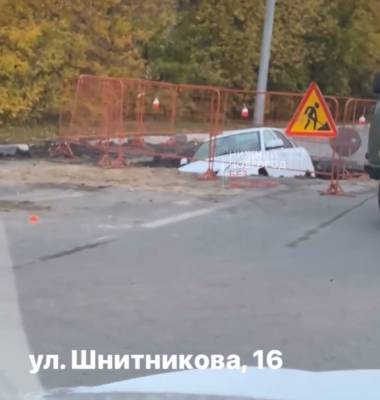 Легковушка угодила в яму в Автозаводском районе