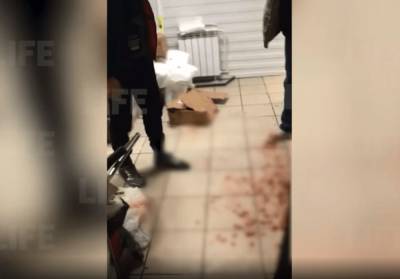 Опубликовано видео нападения продавщицы подмосковного «Магнита» на двух мужчин в подсобке