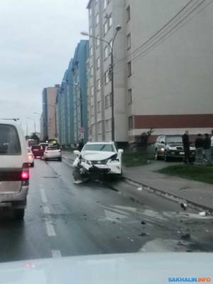 Южносахалинцы серьезно повредили автомобили в столкновении на Физкультурной