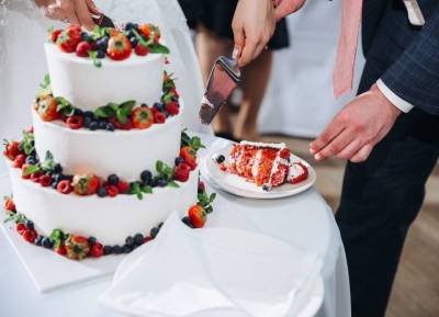 Жених и невеста выставили гостю на свадьбе счет за «лишний» кусок торта