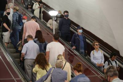Вход на станцию метро «Ломоносовская» закрыли из-за упавшего на эскалаторе пассажира
