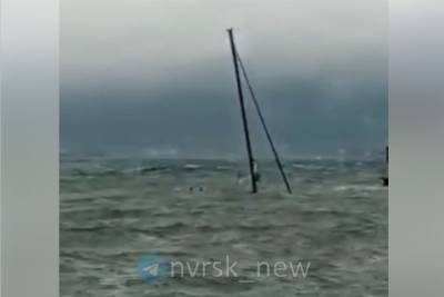 В Новороссийске из-за шторма под воду ушла яхта