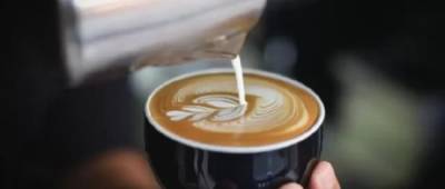 Медики розповіли, скільки ложок цукру можна додати до кави
